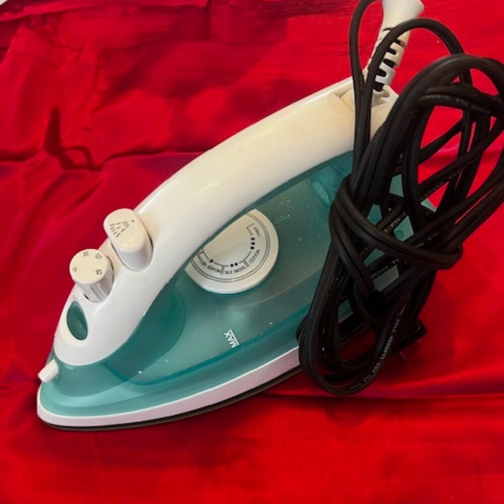 Rival Steam Wave‎ Iron with non-stick soleplate for smooth gliding in box